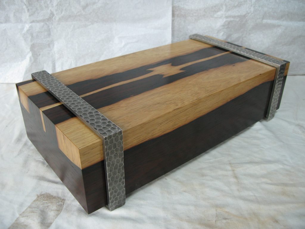 mécanismes d'exception en laiton doré mécanismes d'exception en bois sculpté mécanismes d'exception et ferronnerie d'art Bois Précieux Ébénisterie