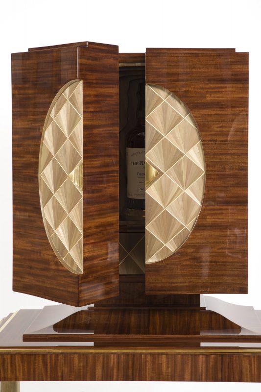 Création de meubles en ébénisterie sur mesure Ébénisterie sur mesure de luxe Artisanat en ébénisterie sur mesure pour collectionneurs