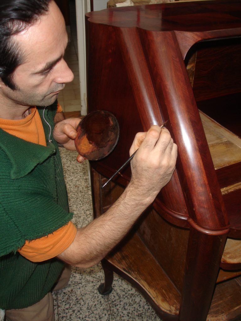 Restauration de meubles à paris, Restauration meubles marqueterie Paris, Atelier Restauration meubles marqueterie Paris, Création meubles paris Vernis au tampon