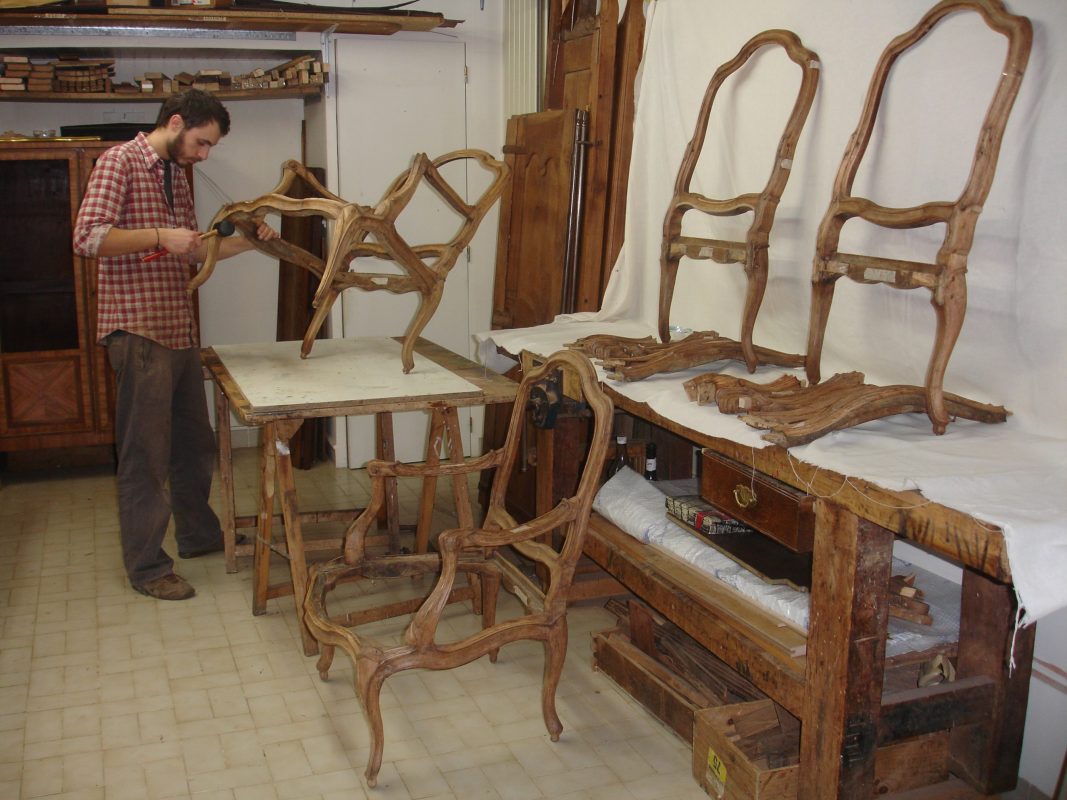 restauration de meubles anciens,savoir-faire restauration, patrimoine mobilier, excellence artisanale,restauration meubles anciens haut de gamme