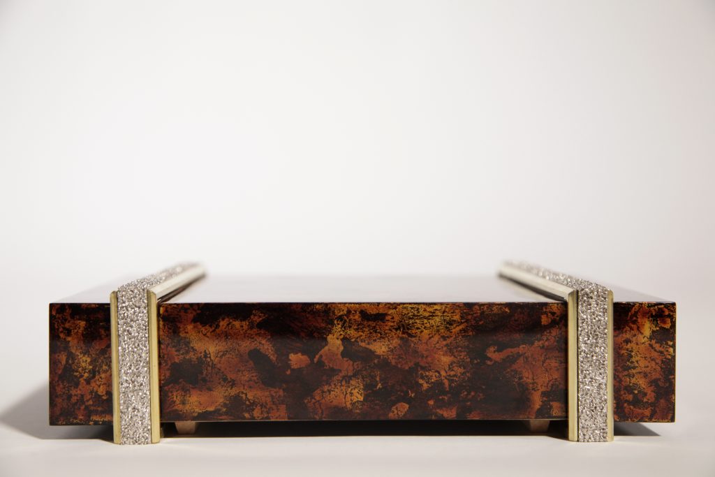 laquage d'exception, Laque japonaise (urushi) Fond en feuille d'or 23,75 carats Technique du maki-e pour les motifs en poudre d'or Finition roiro shiage traditionnelle