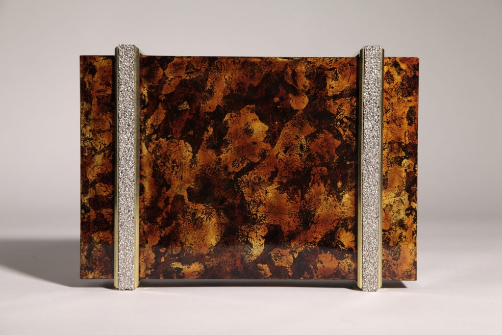 laquage d'exception, Laque japonaise (urushi) Fond en feuille d'or 23,75 carats Technique du maki-e pour les motifs en poudre d'or Finition roiro shiage traditionnelle