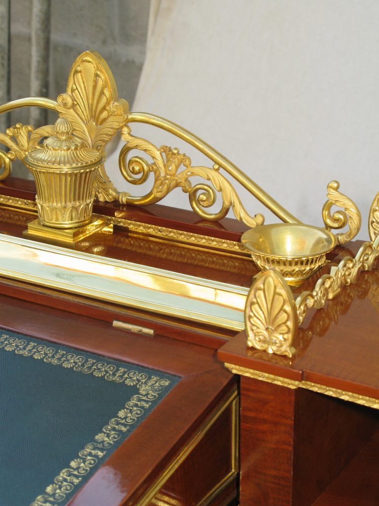 laquage d'exception, Finition noire profonde Application de 15 couches de laque traditionnelle Vernissage au tampon avec plus de 30 passes 