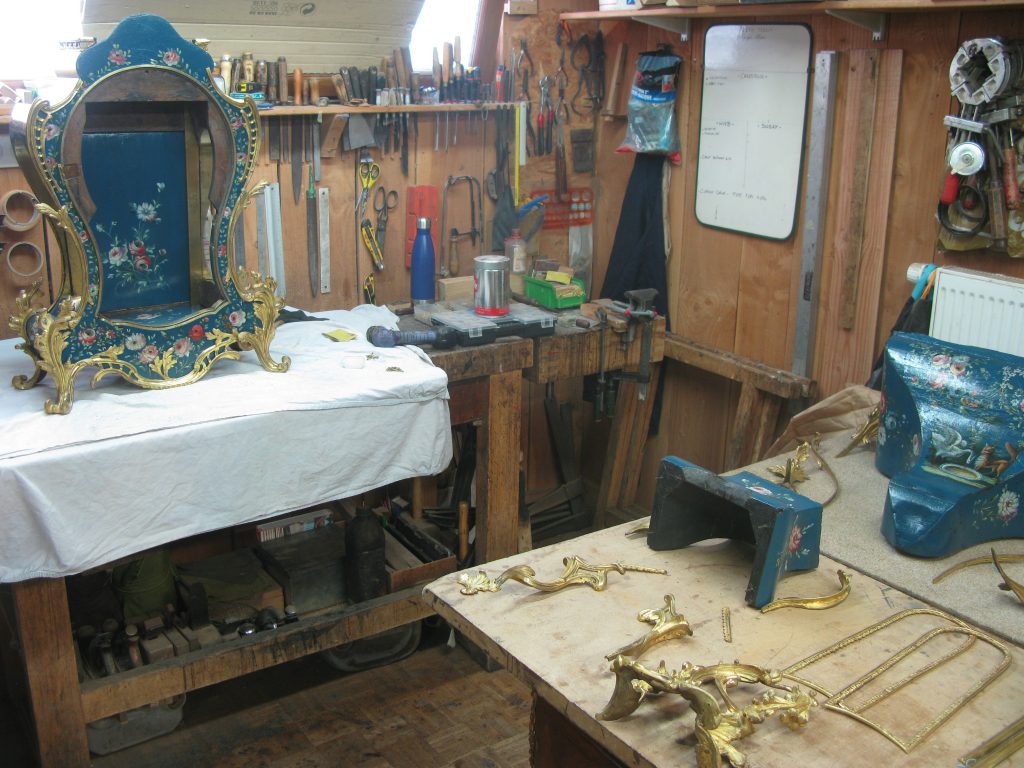 restauration de meubles anciens,savoir-faire restauration, patrimoine mobilier, excellence artisanale,restauration meubles anciens haut de gamme