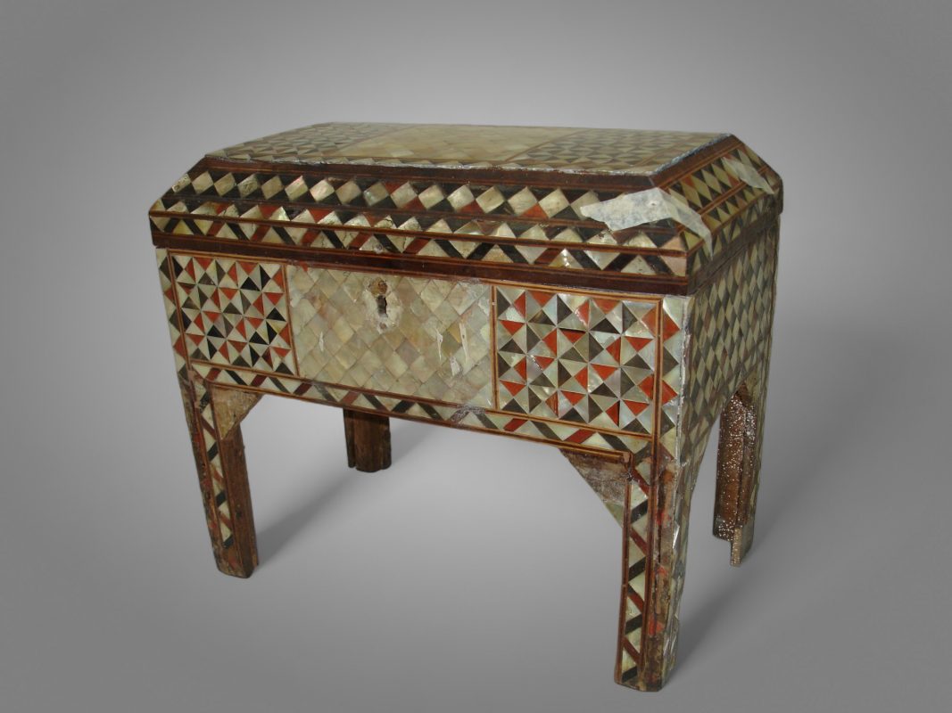 Artisan mobilier XVIIIe coffre oriental - Luxury cabinet workshop France