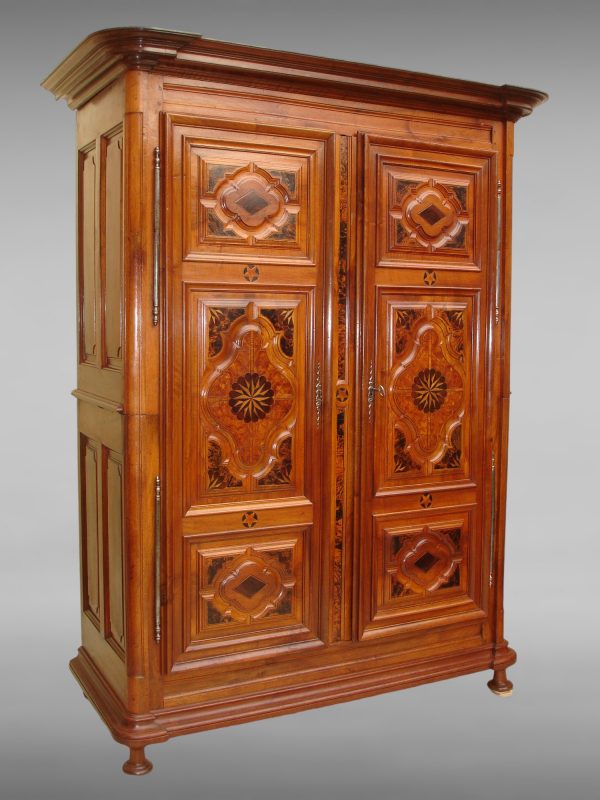 Ébénisterie France armoire ancienne - Regional furniture restoration master