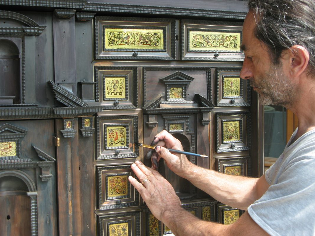 Réparation d’un piètement sculpté pour la restauration de meubles précieux.