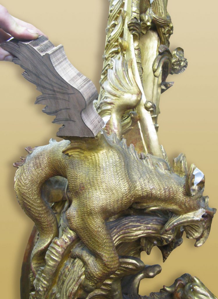 Détail d’une restauration de meuble en bois massif abîmé par le temps.