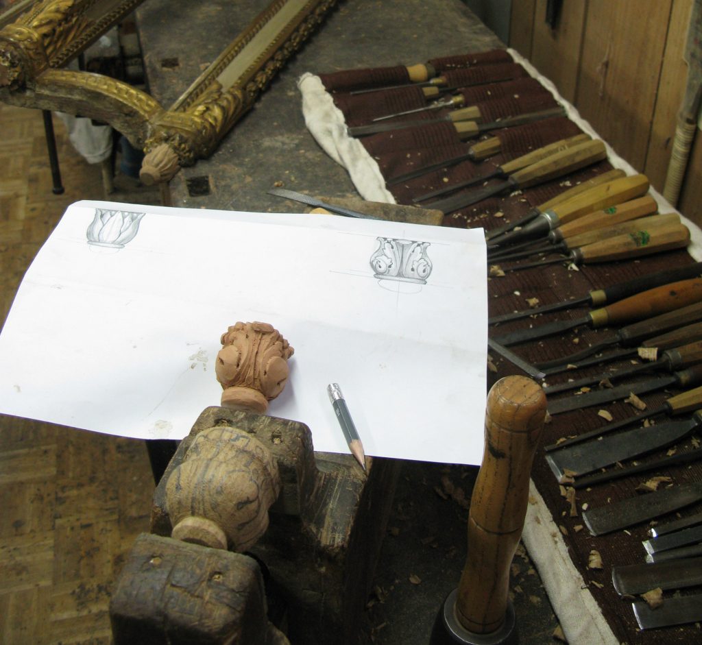 Atelier d’ébénisterie spécialisé dans la restauration de meubles de luxe.