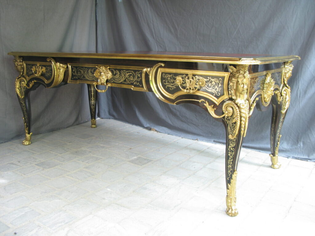 Table de style Louis XIV avec marqueterie Boulle techniques ancestrales en laiton et écaille, ornée de bronzes dorés sculptés.