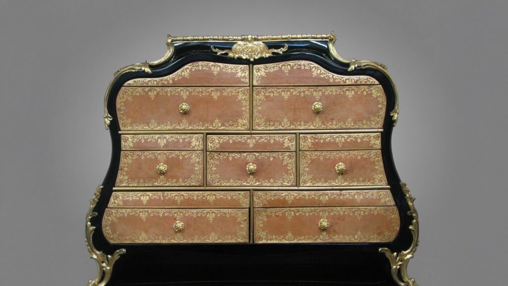 Restauration de meuble ancien en marqueterie