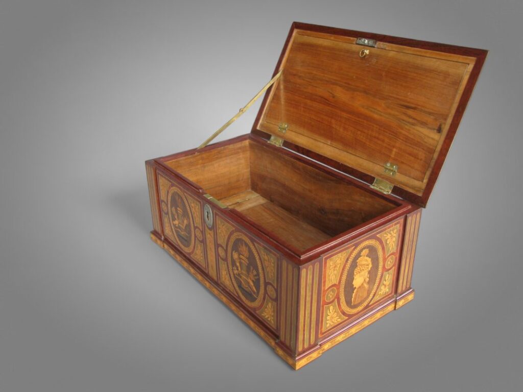 Restauration de meuble ancien en marqueterie