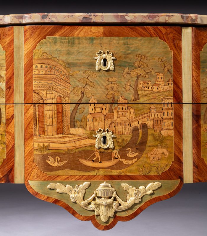 Commode ancienne marquetée illustrant un meuble à mécanisme sur mesure de style XVIIIe siècle avec décors raffinés et serrures dissimulées