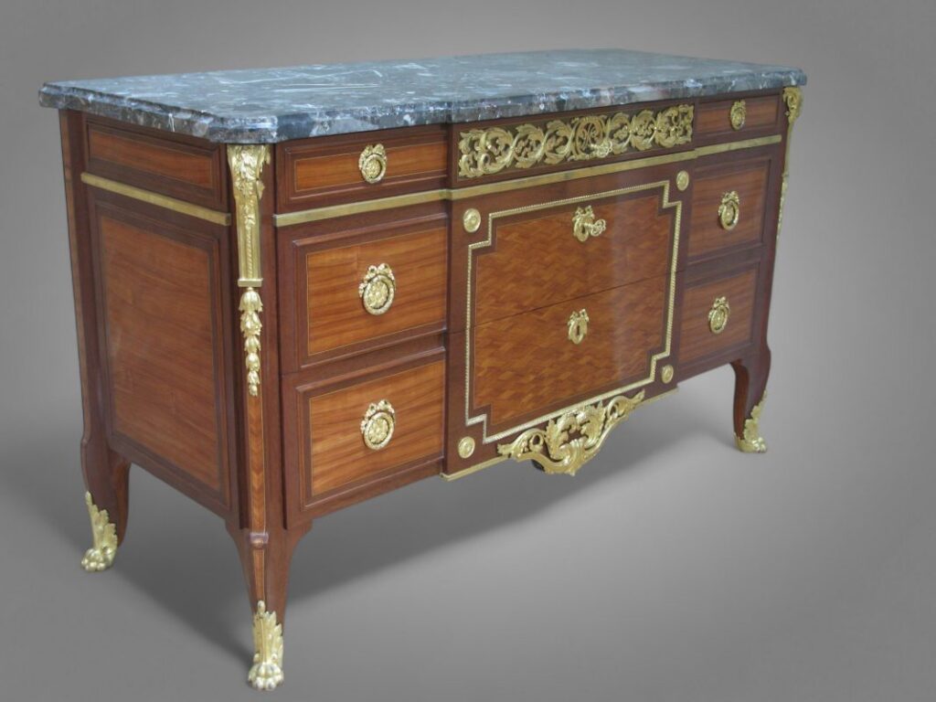 Commode Empire à marqueterie géométrique, meuble à mécanisme sur mesure orné de bronzes ciselés et plateau en marbre bleu