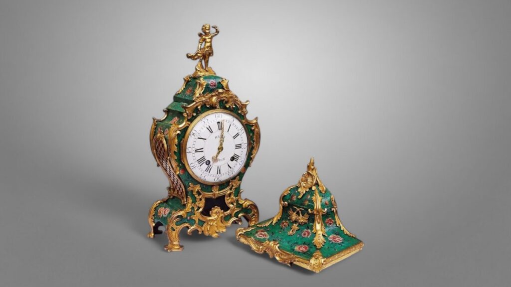 Pendule de style rocaille accompagnée de son socle, illustration décorative d’un meuble à mécanisme sur mesure d’exception