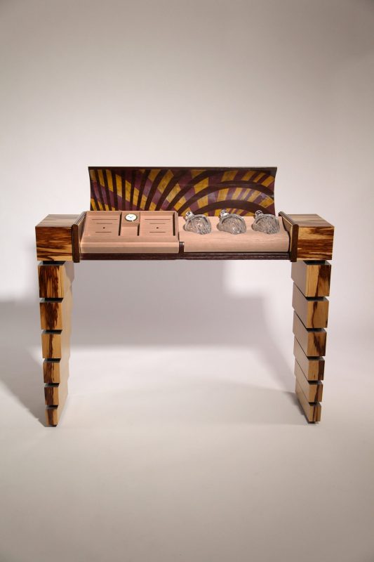 Meuble contemporain à mécanisme réalisé en bois noble dans une démarche d’ébénisterie durable.