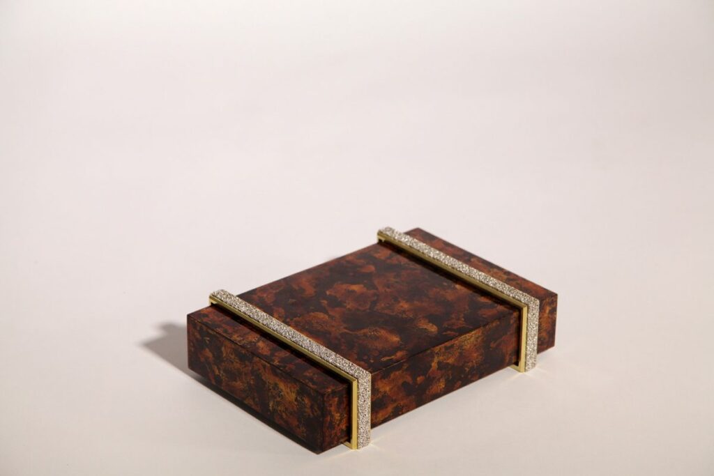 Coffret fermé en bois marbré, réalisé dans une logique d’ébénisterie durable.