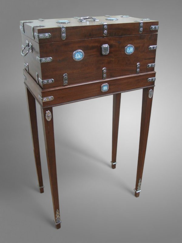 Bureau d’époque Empire orné de bronzes et incrustations raffinées, symbole du meuble à secrets sur-mesure alliant artisanat, précision et esthétique intemporelle.